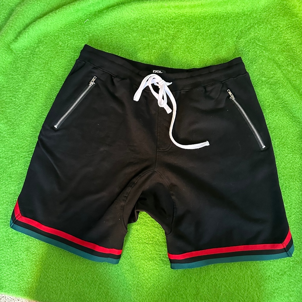 🎁NWOT- mens FBRK 2XL black SHORTS w/ green/red trim